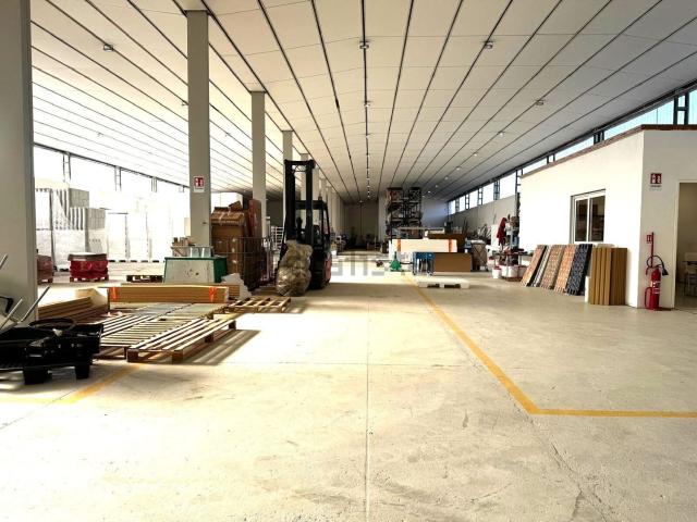 Capannone in vendita di 1860 m² in Via delle Industrie