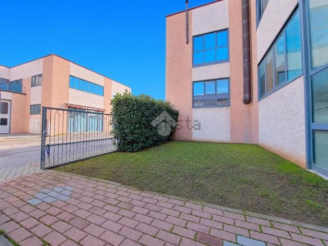 Capannone in vendita di 188 m² in Via dell&apos Artigianato, 747