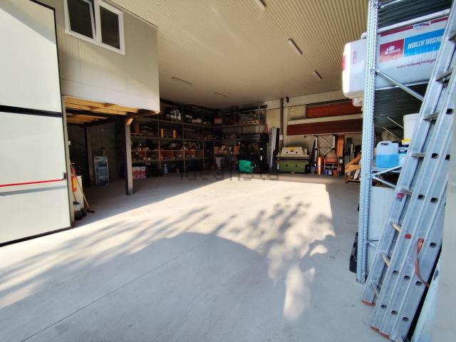 Capannone in vendita di 188 m² in Via Santa Caterina, 29