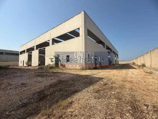 Capannone in vendita di 1900 m²