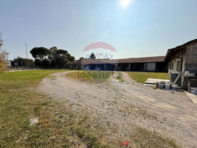 Capannone in vendita di 1900 m²