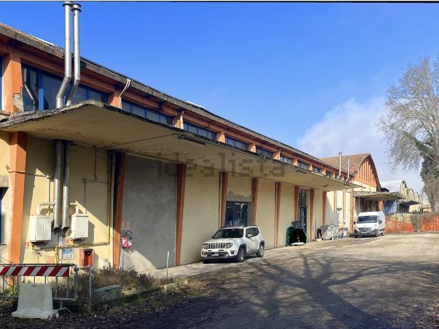 Capannone in vendita di 1900 m² in Via Modena, 38