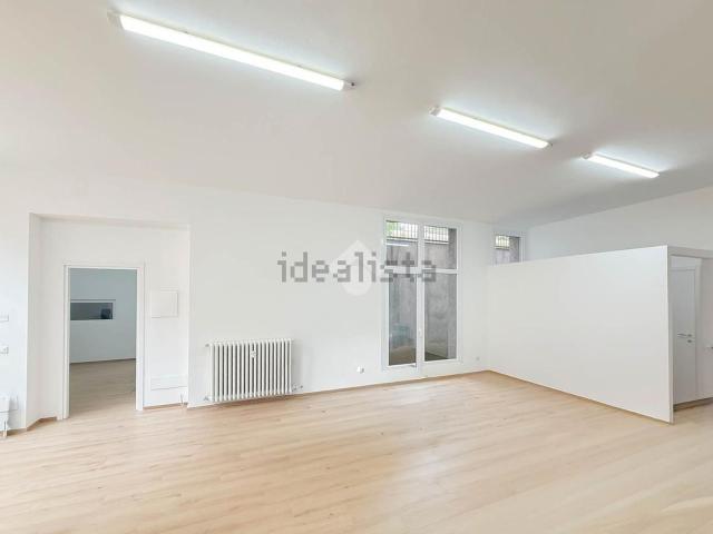 Capannone in vendita di 190 m² in Via Giovanni Pascoli, 1