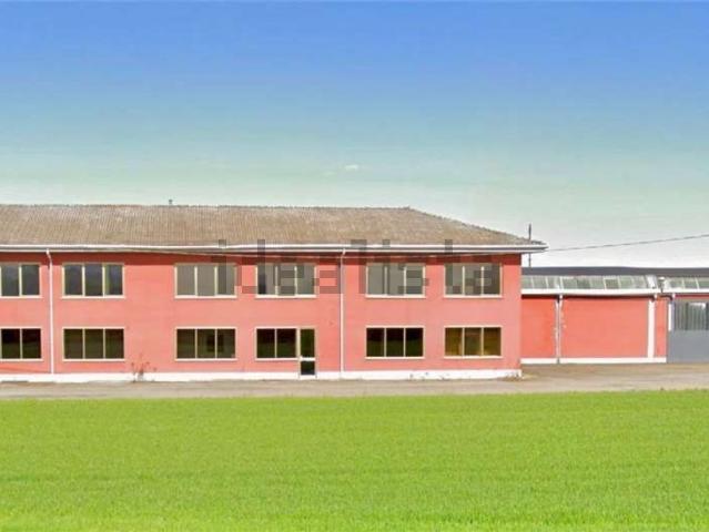 Capannone in vendita di 1915 m² in Strada Statale per Voghera
