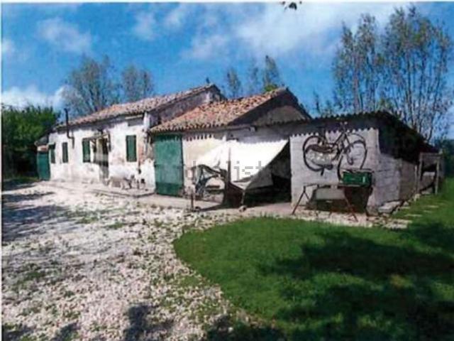Capannone in vendita di 1910 m² in Strada dei Piovini