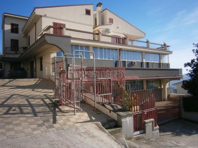 Capannone in vendita di 1934 m² in Via Papa Giovanni XXIII, 47