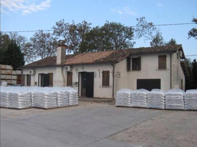 Capannone in vendita di 1945 m²