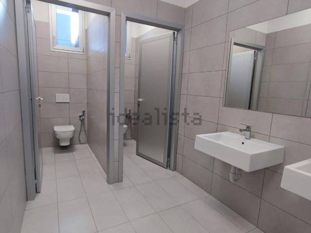 Capannone in vendita di 1960 m² in Via Giuseppe Garibaldi