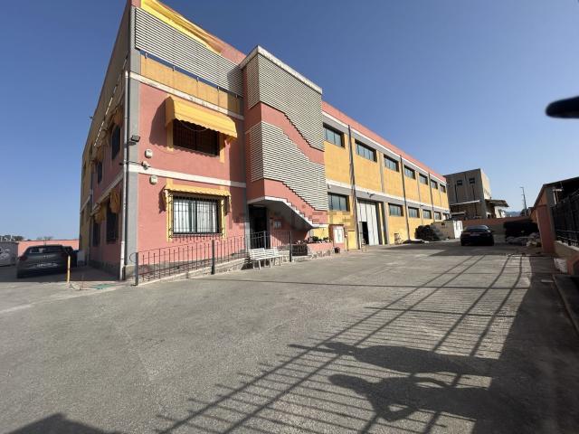 Capannone in vendita di 1975 m² in Via Francesco Sanna Sulis