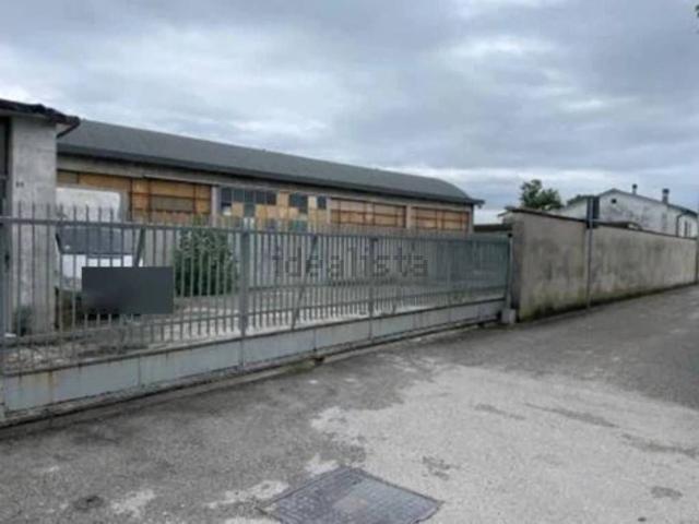 Capannone in vendita di 1979 m² in Via Nazario Sauro, 22