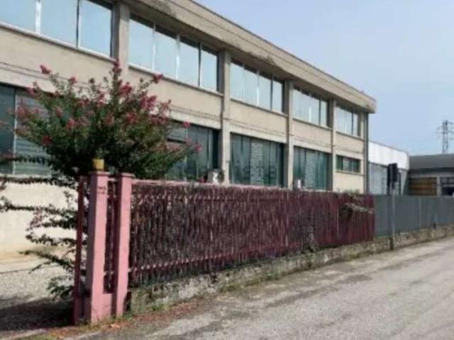 Capannone in vendita di 1980 m² in Via Nazario Sauro