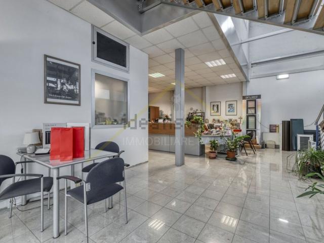 Capannone in vendita di 1980 m² in Via Giacomo Matteotti