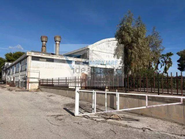 Capannone in vendita di 2000 m² in Strada Statale 114 Orientale Sicula