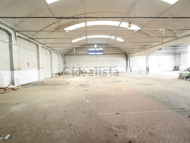 Capannone in vendita di 2000 m² in Via Adriano Zarini, 225