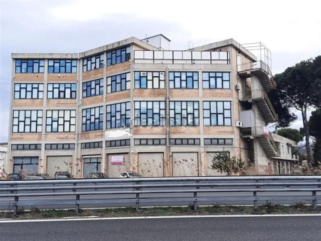 Capannone in vendita di 2000 m² in Via Custoza