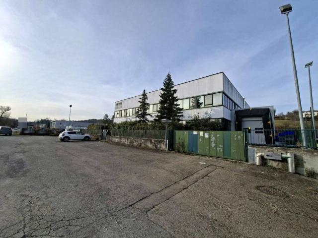 Capannone in vendita di 2000 m² in Via Cascinapiano, 57