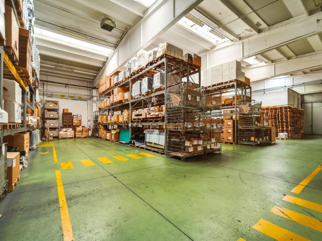 Capannone in vendita di 2000 m² in Via Contarella