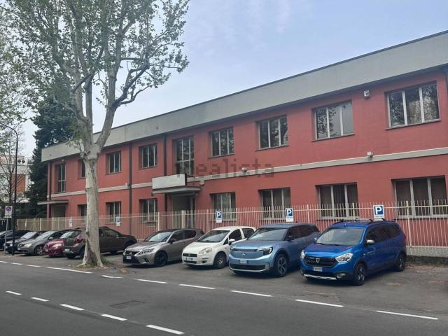Capannone in vendita di 2000 m² in Via dei Lavoratori, 119