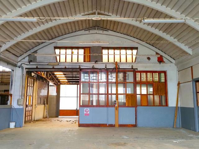 Capannone in vendita di 2000 m² in Via G Pariani