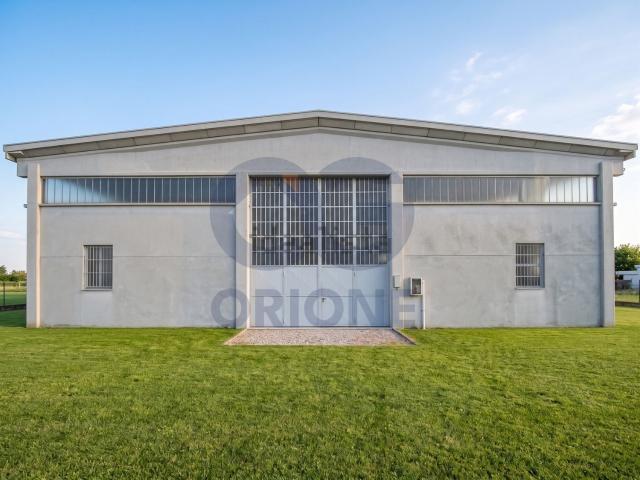 Capannone in vendita di 2000 m² in Via Prati
