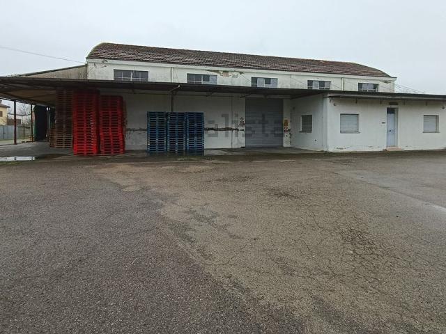 Capannone in vendita di 2000 m² in Via Quarto dei Mille, 16
