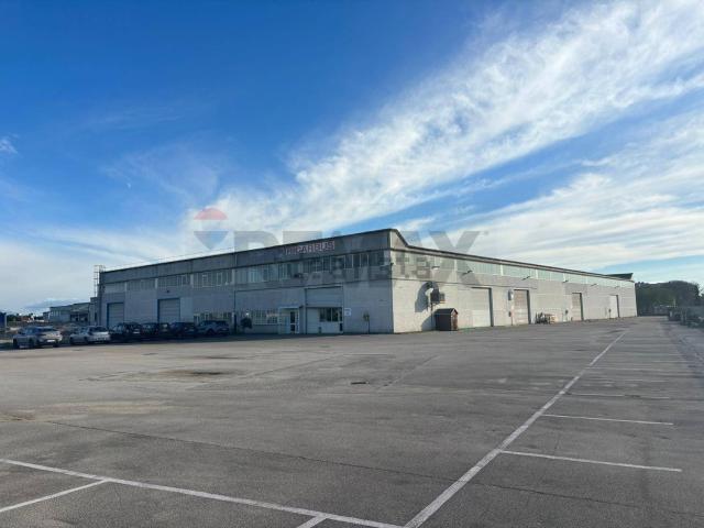 Capannone in vendita di 2000 m² in Via Trieste, 27