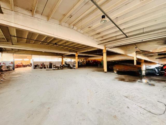 Capannone in vendita di 2000 m² in Viale del Lavoro