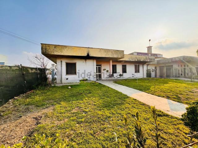 Capannone in vendita di 2000 m² in Viale del Lavoro