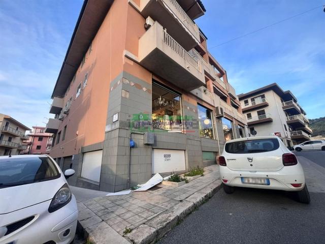 Capannone in vendita di 200 m² in Via Canicarao