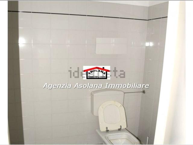 Capannone in vendita di 200 m² in Via Castellana