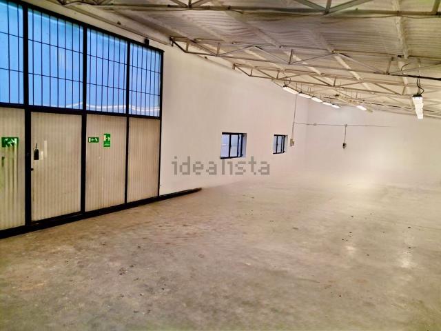 Capannone in vendita di 200 m² in Via Alberazzi
