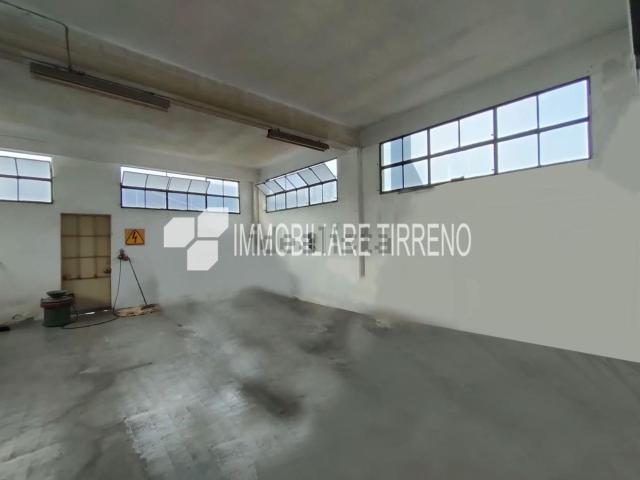 Capannone in vendita di 200 m² in Via Aurelia Ovest, 139