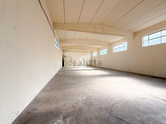 Capannone in vendita di 200 m² in Via F. Lenzi, 30