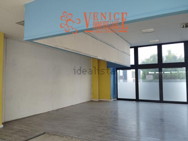 Capannone in vendita di 200 m² in Via Leonardo da Vinci