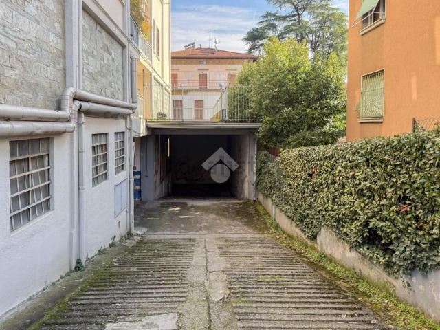 Capannone in vendita di 200 m² in Via Pittori Paglia, 3