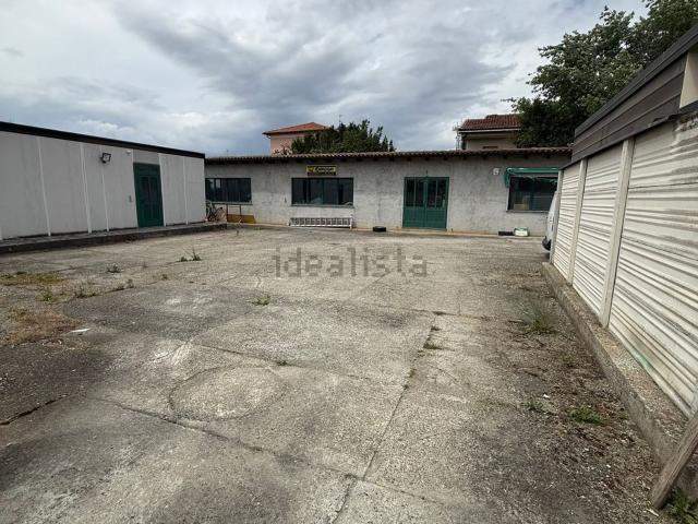 Capannone in vendita di 200 m² in Via Quartieruzzi, 33