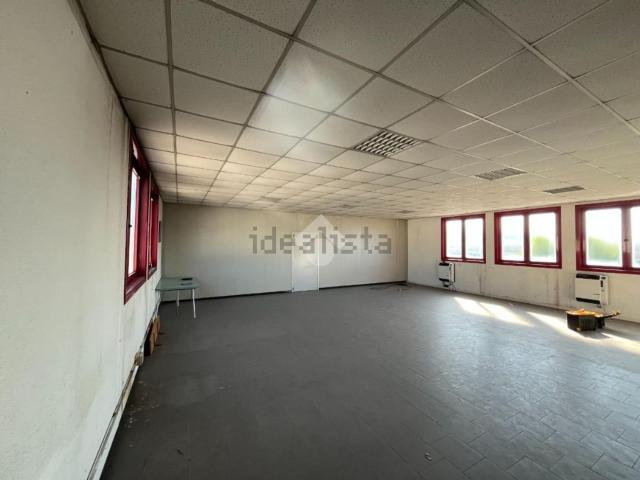 Capannone in vendita di 200 m² in Via Vincinella, 14