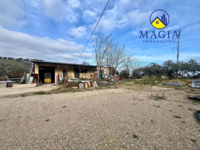 Capannone in vendita di 200 m² in Contrada Valle del Forno
