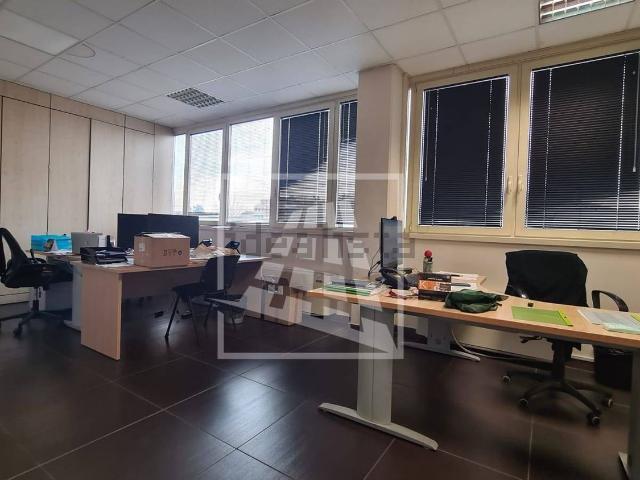 Capannone in vendita di 2038 m² in Via Panizzi, 5