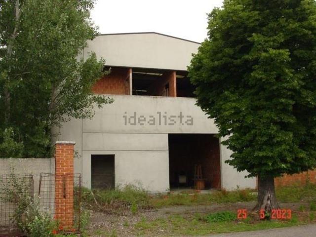 Capannone in vendita di 2055 m² in Strada Acqui