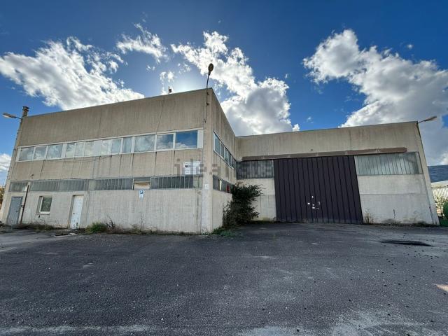 Capannone in vendita di 2050 m² in Strada Statale 5
