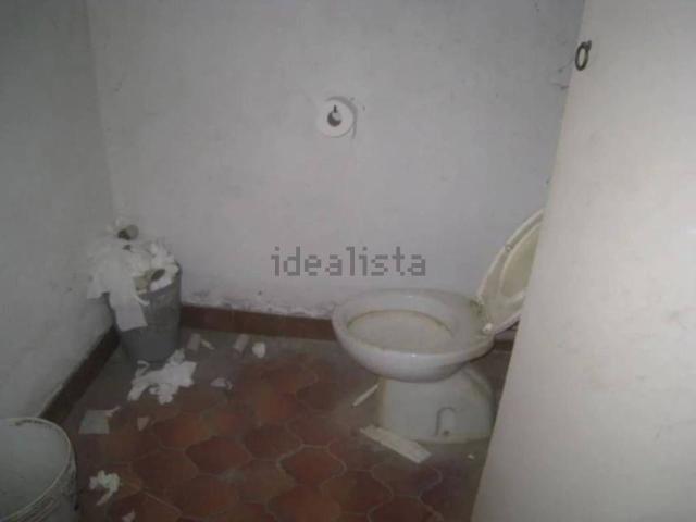 Capannone in vendita di 2072 m² in Via Cassia