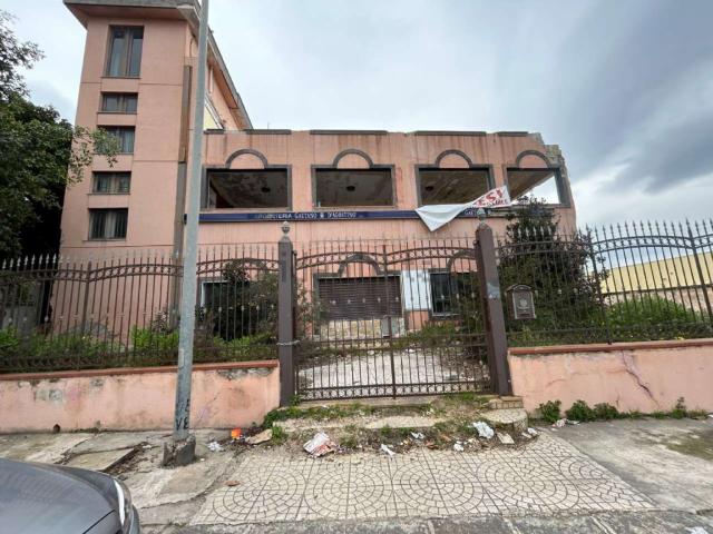 Capannone in vendita di 2080 m² in Via Vittorio Ducrot