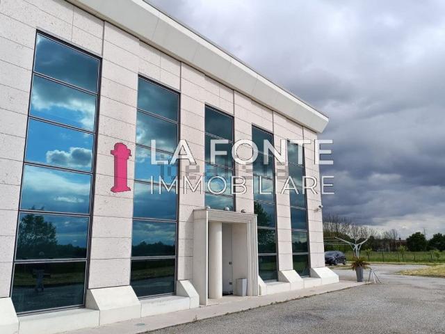Capannone in vendita di 2100 m² in Via Barbariga