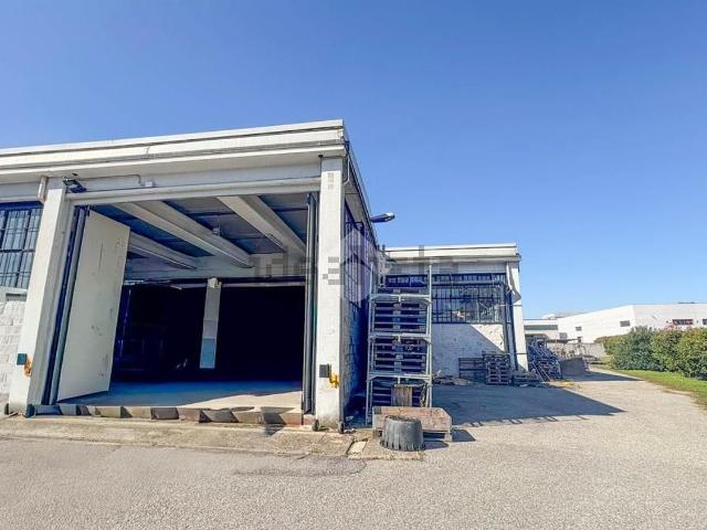 Capannone in vendita di 2100 m² in Via delle Industrie, 10