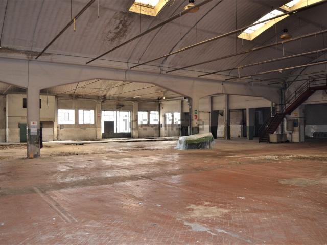 Capannone in vendita di 2100 m² in Via Pomeria