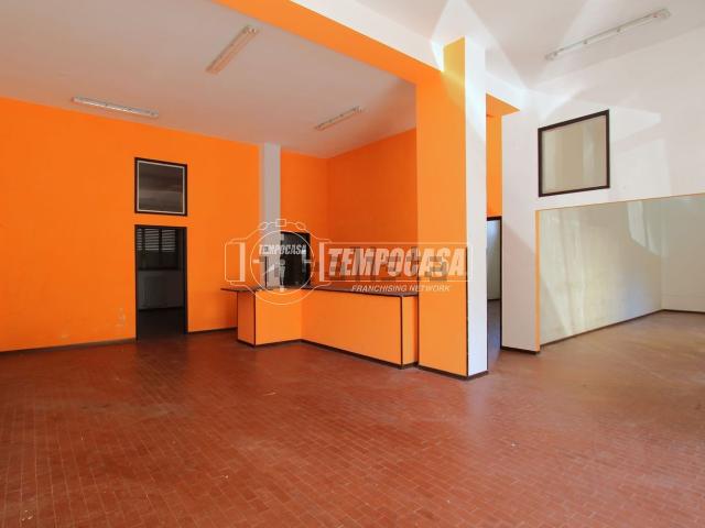 Capannone in vendita di 210 m² in Via Giuseppe Monti, 7