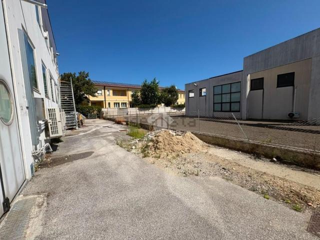 Capannone in vendita di 210 m² in Via del Pino, 13