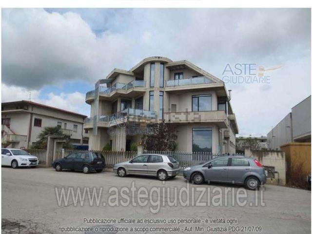 Capannone in vendita di 2115 m² in Via Enrico Mattei, 5
