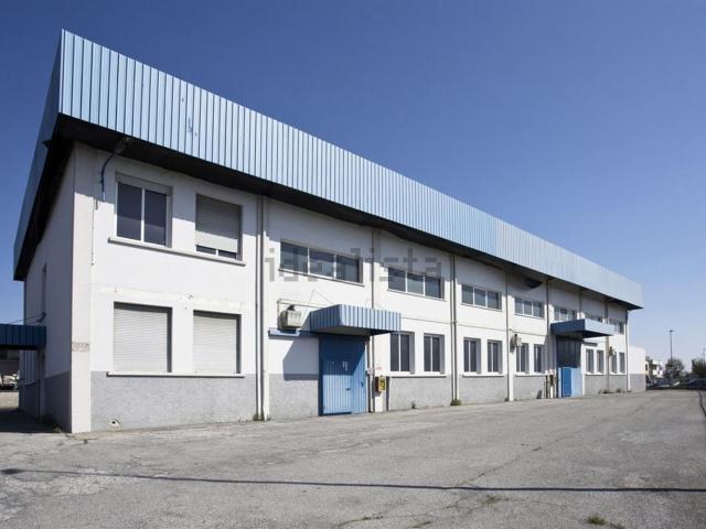 Capannone in vendita di 2135 m²